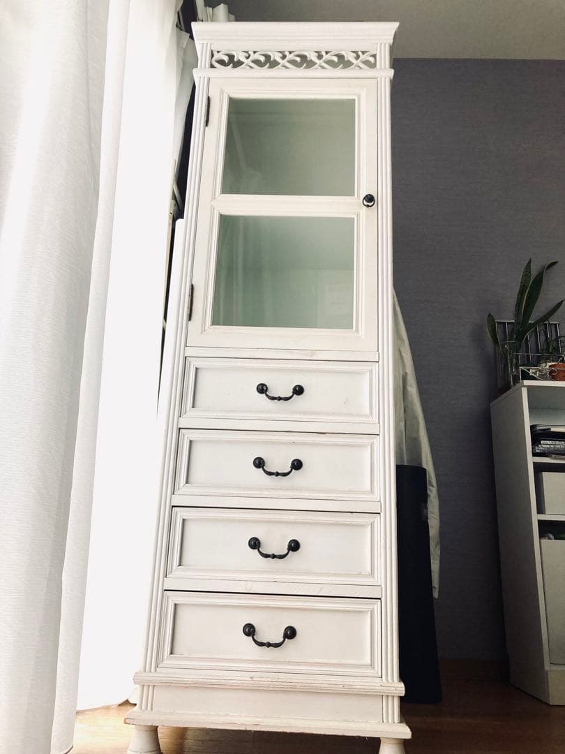 フレンチカントリー　アンティーク風　ホワイト木製キャビネット ガラス扉付き