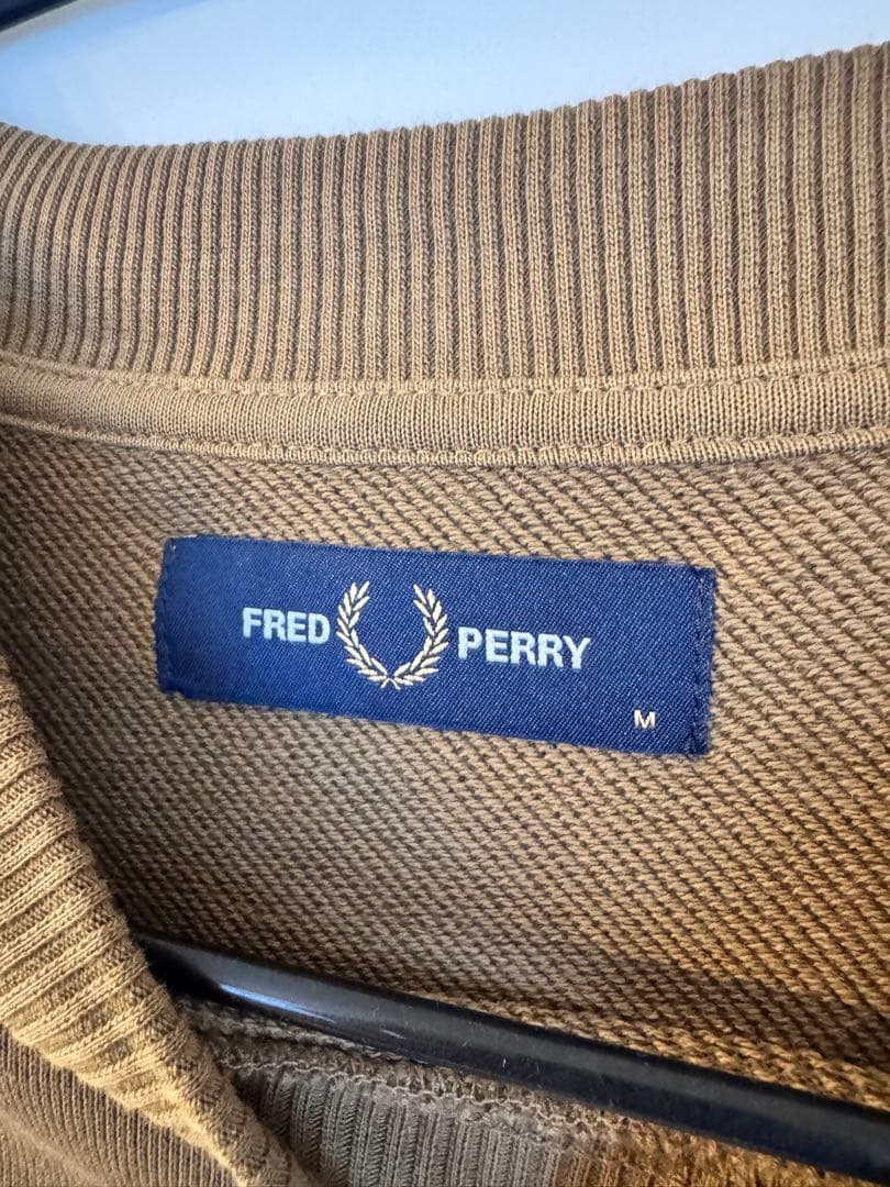 FRED PERRY ワンポイントロゴ刺繍 クルーネックスウェット　キャメルM