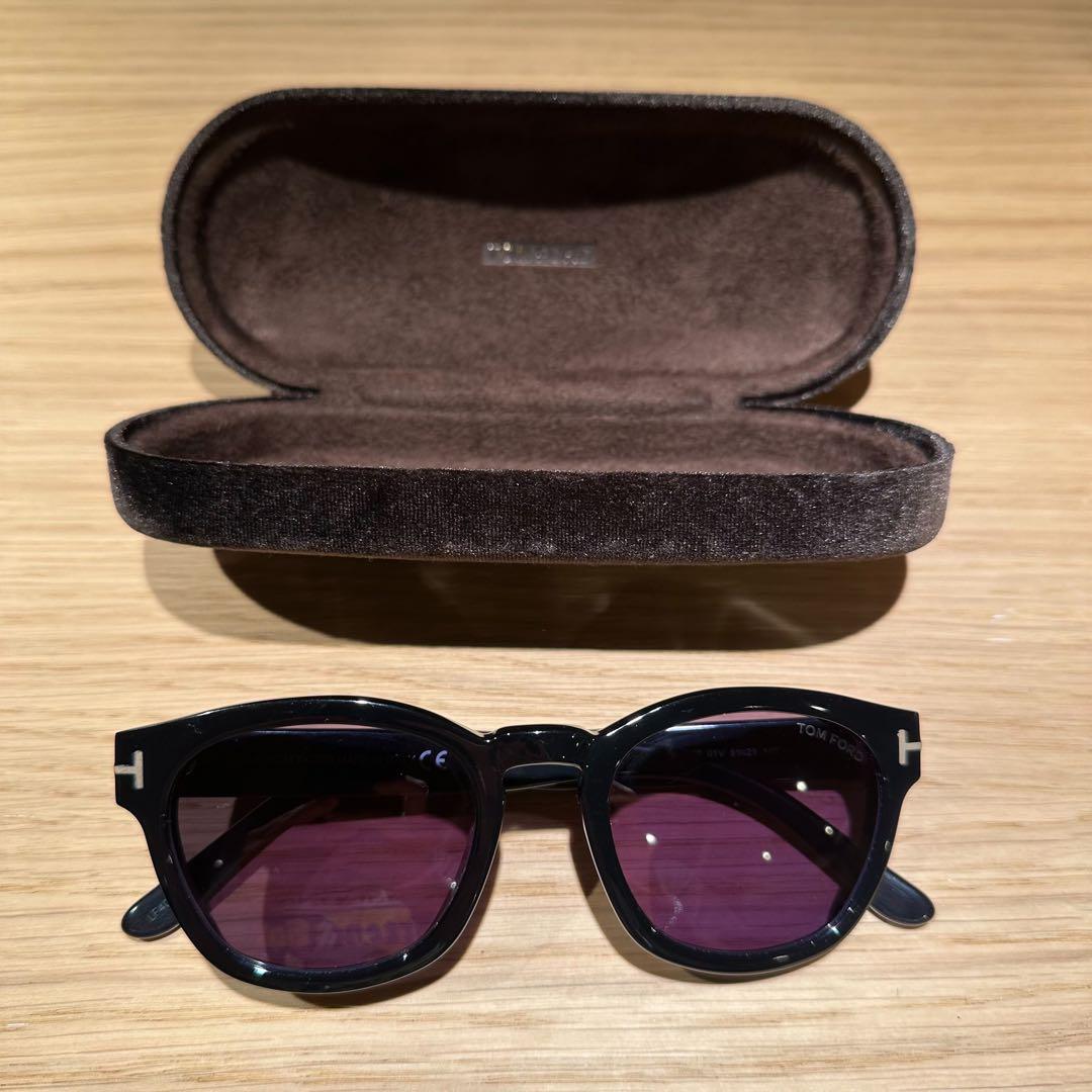 TOM FORD ブラックフレーム パープルレンズ サングラス