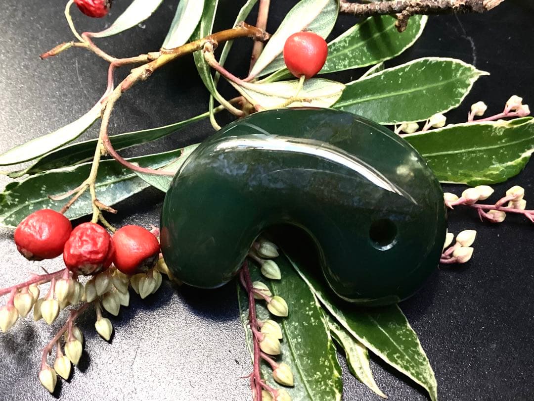 ✳入手無理の1点‼️青緑の碧玉勾玉　出雲石*再結晶線入り*赤線入り　コレクション‼️