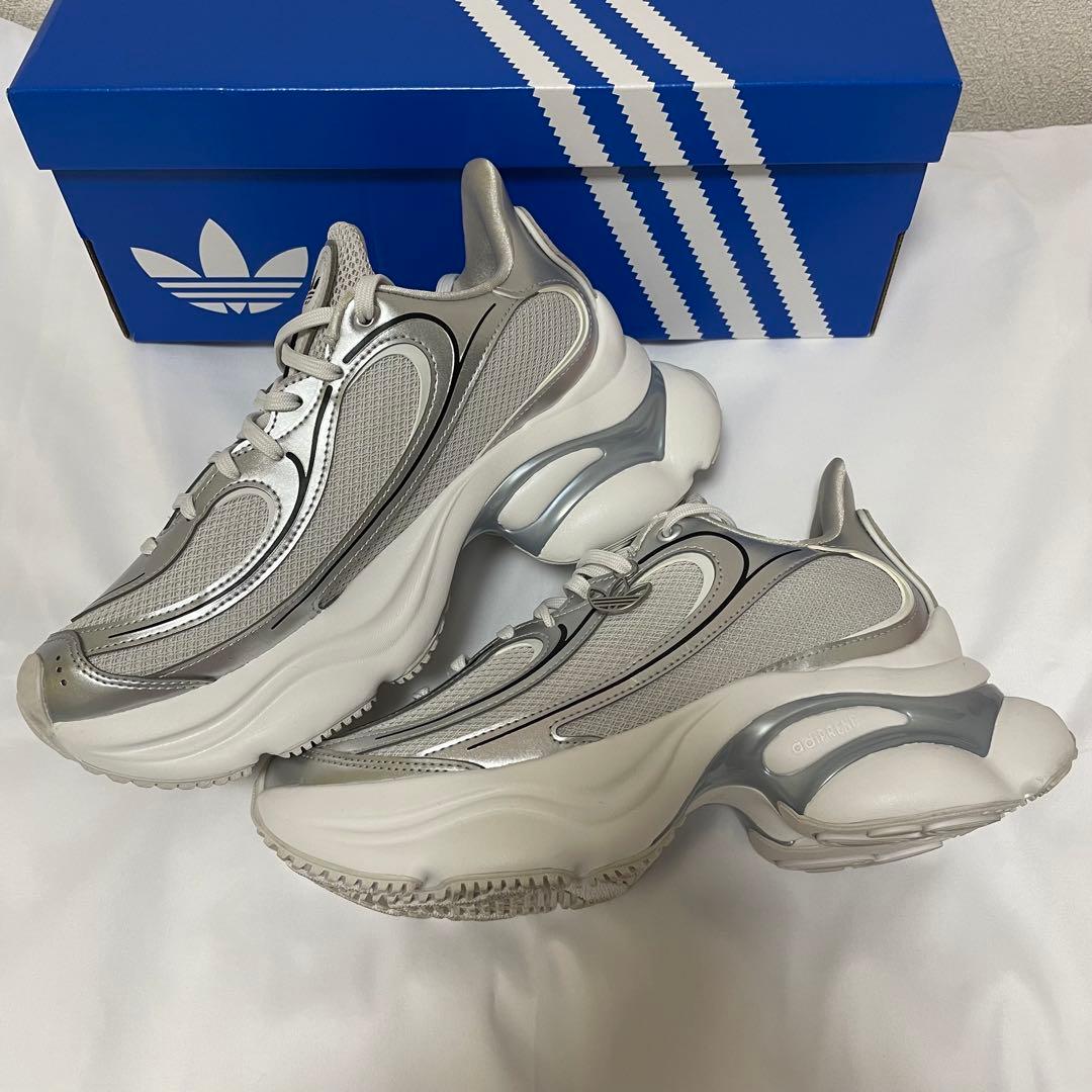 adidas オズヴィーナス OZVENUZ 24.5　シルバー