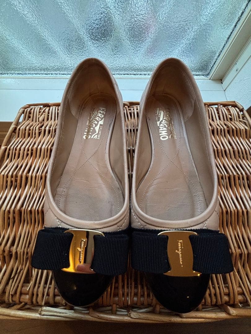 【美品】23.5フェラガモ　リボン　ローヒール　フラットピンク6D【専用袋付き】