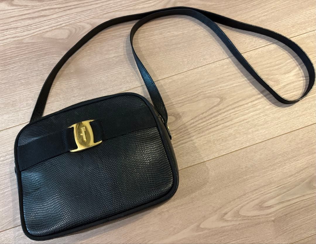 フェラガモ　ショルダーバッグ　黒　ブラック