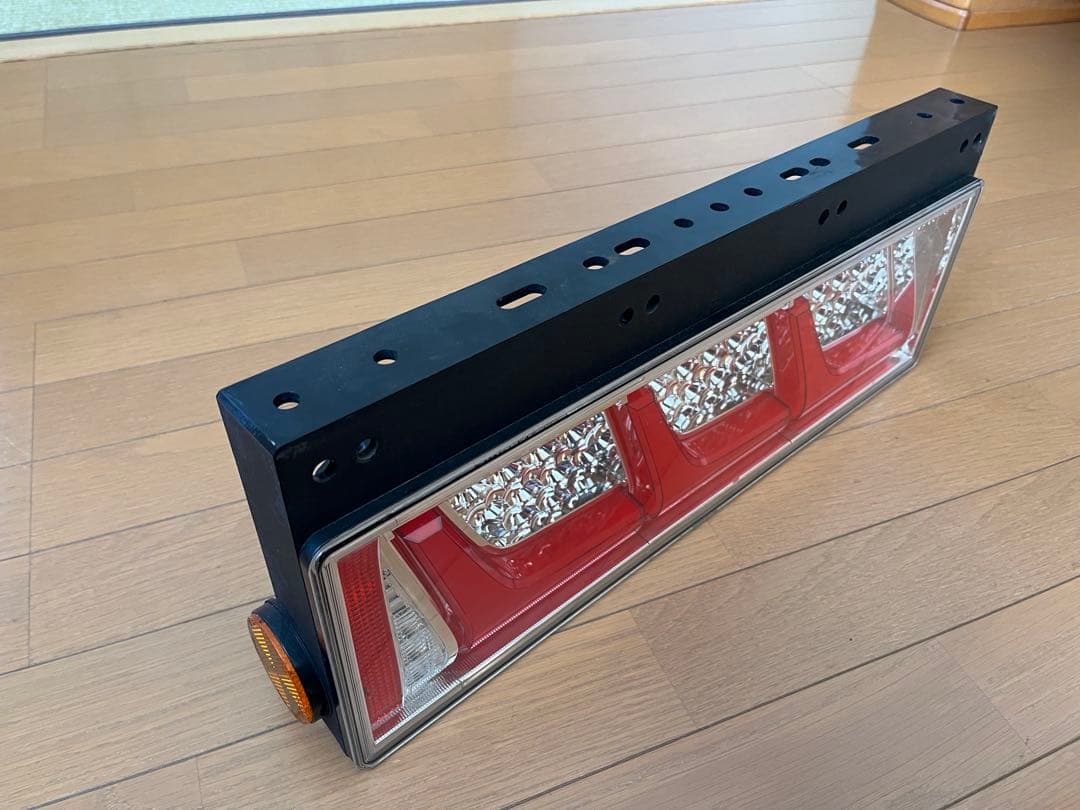 LEDテールランプ クリア/レッド 3連デザイン