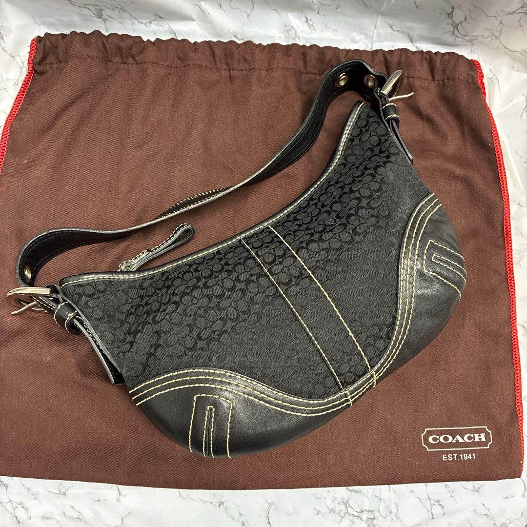COACH コーチ　ワンショルダー　ハーフムーン シグネチャー柄