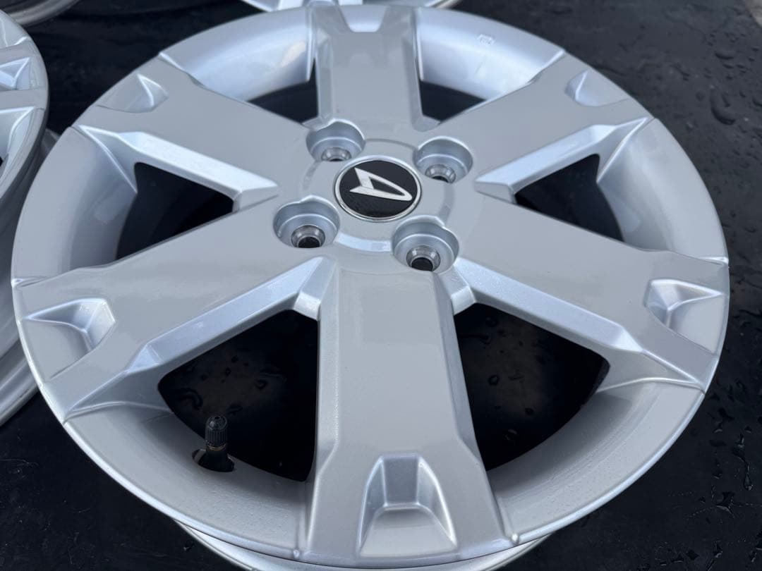 新車外し!! 純正 15インチホイール　シルバー　センターオーナメント付き　①