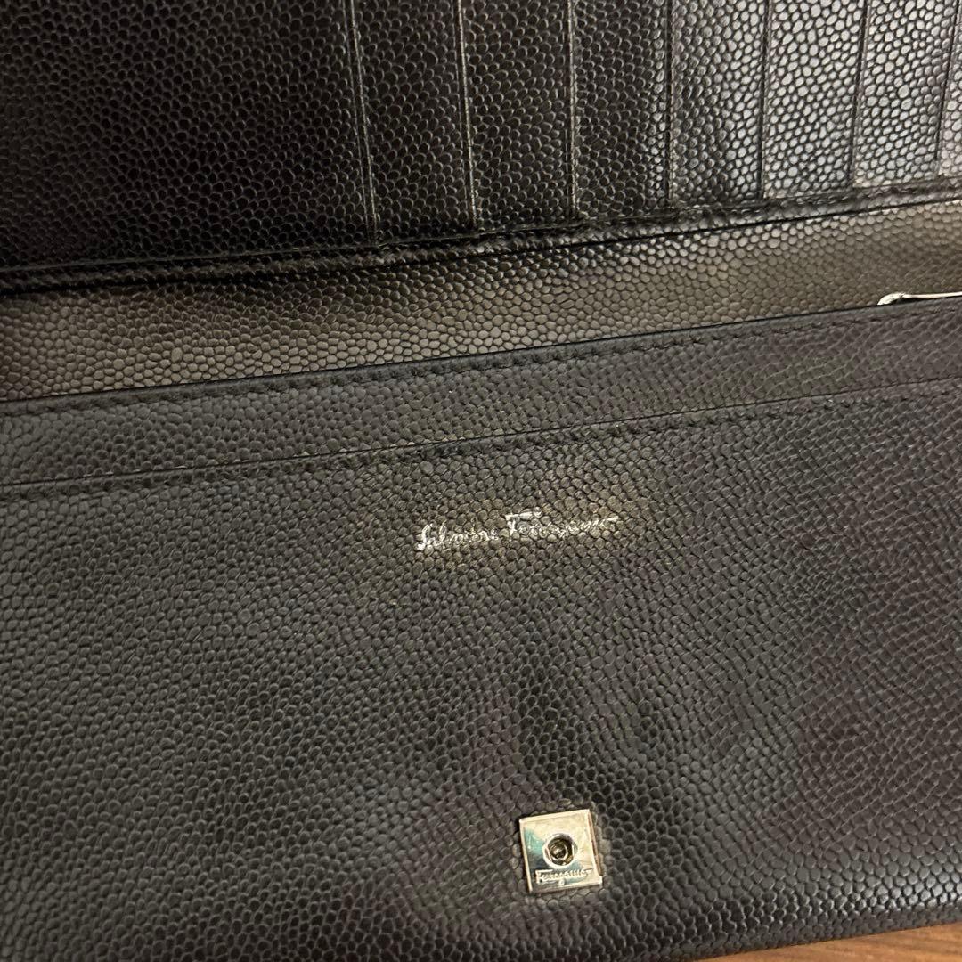 フェラガモ ガンチーニ エンボス ブラック×ゴールドラメ 長財布