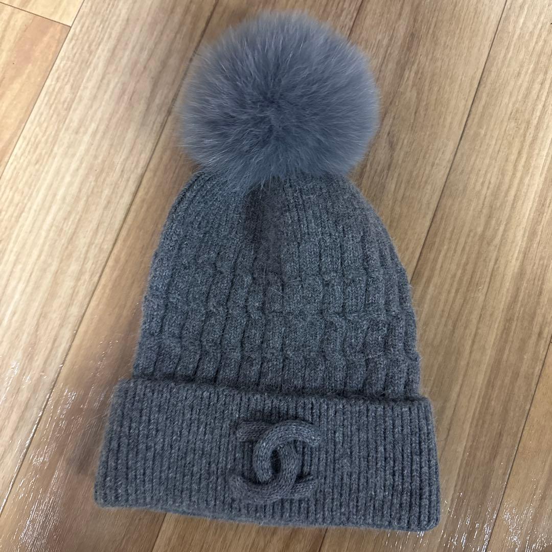 CHANEL グレー ポンポン付き ニット帽