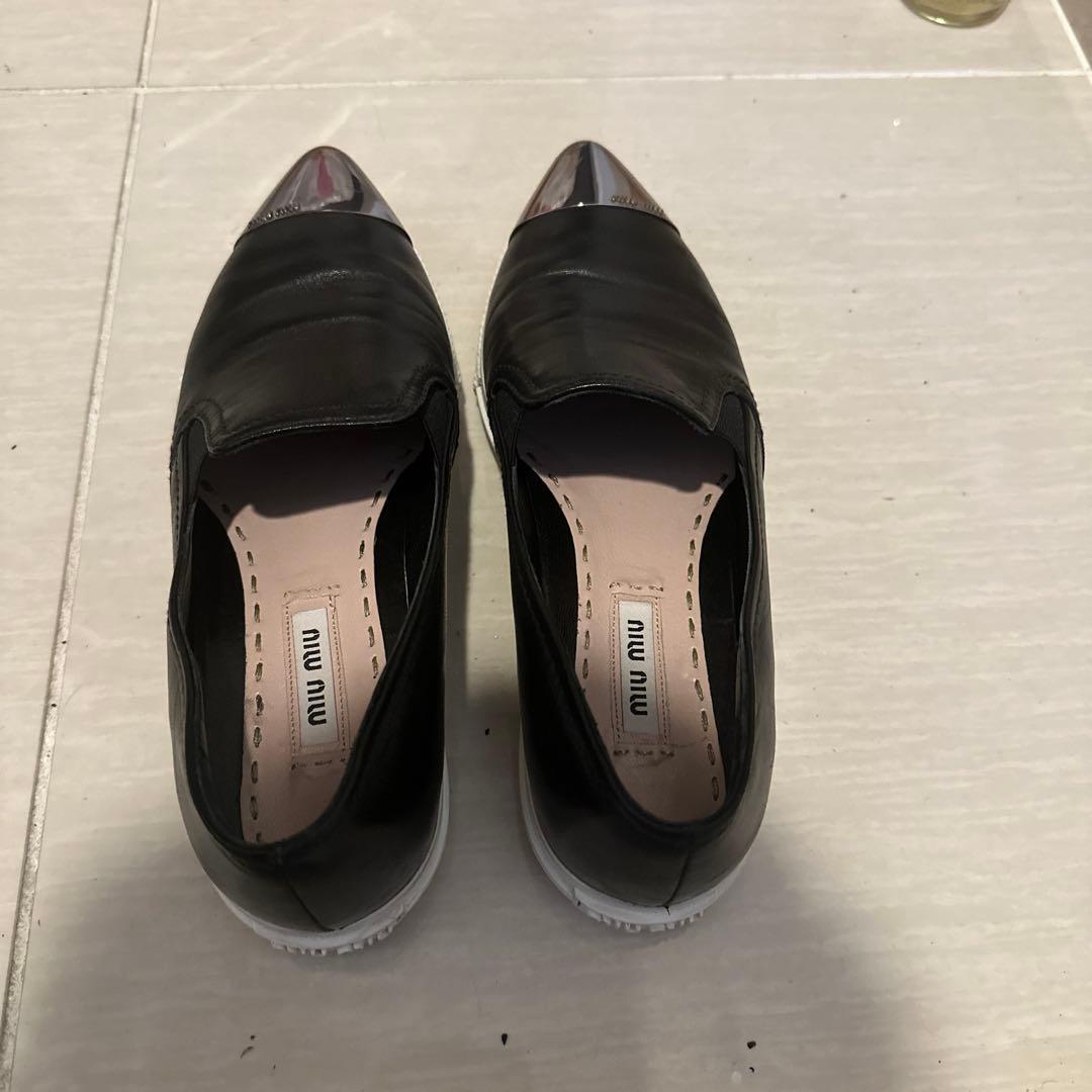 miu miu ブラック スリッポン メタリックトゥ
