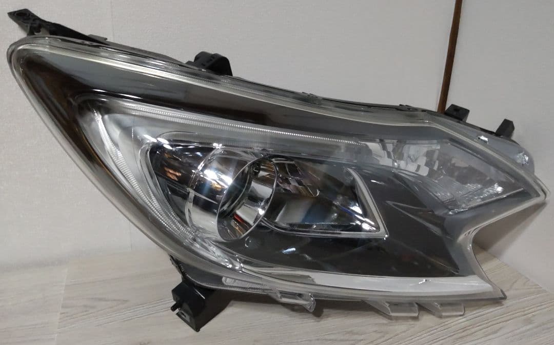 NISSANノート E12 純正右ヘッドライト