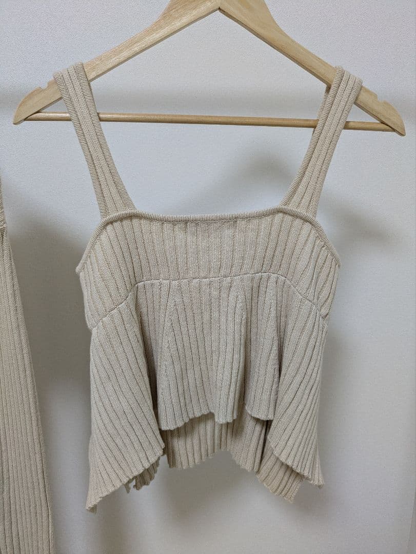 PINUE ピヌエ　ペプラムヘムニットセットアップ アイボリー