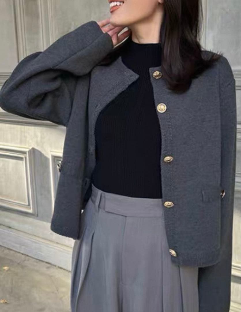 アニュアンス オリジナルボタンノーカラーニットジャケット グレー