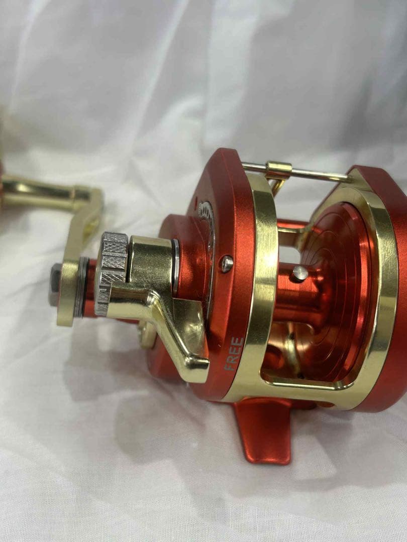 レッド/ゴールド ベイトリール