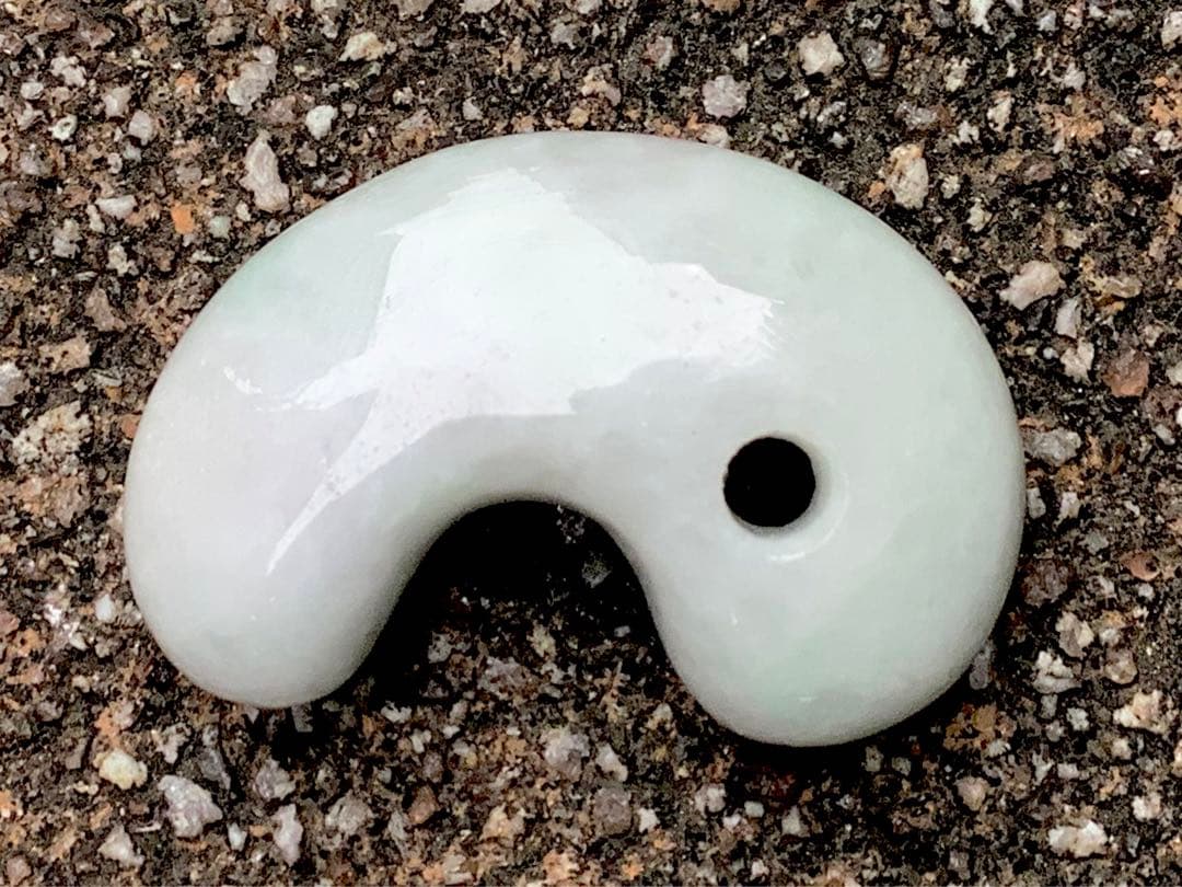 ✳親方絶賛50万円でも安価です‼️極上*氷*の肌目　糸魚川翡翠勾玉　機械鑑定付‼️