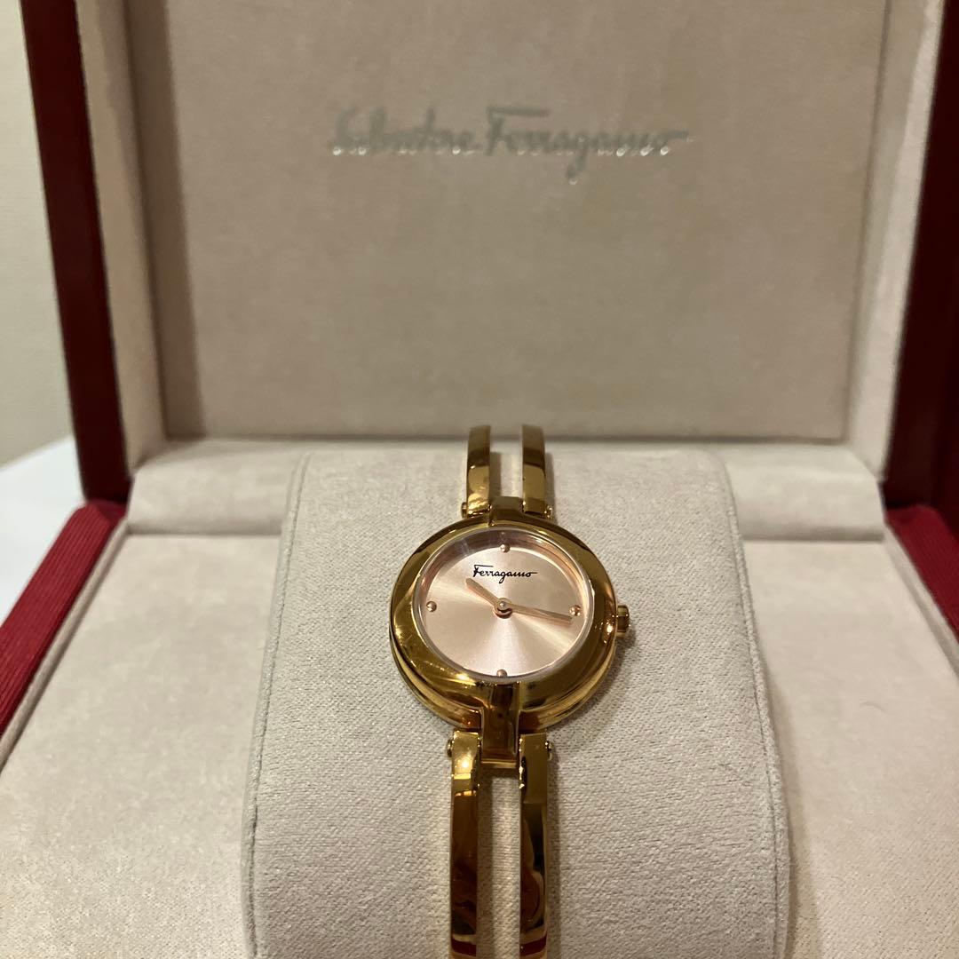 フェラガモ　レディース　腕時計