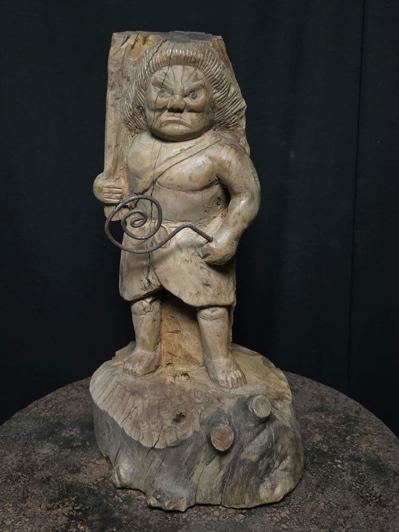 荒々しい木彫りの不動明王に鉄の小物を持たせたアーティストオブジェ骨董