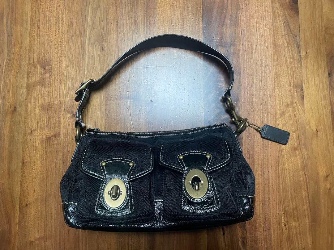 coach ショルダーバッグ シグネチャー　黒　ブラック