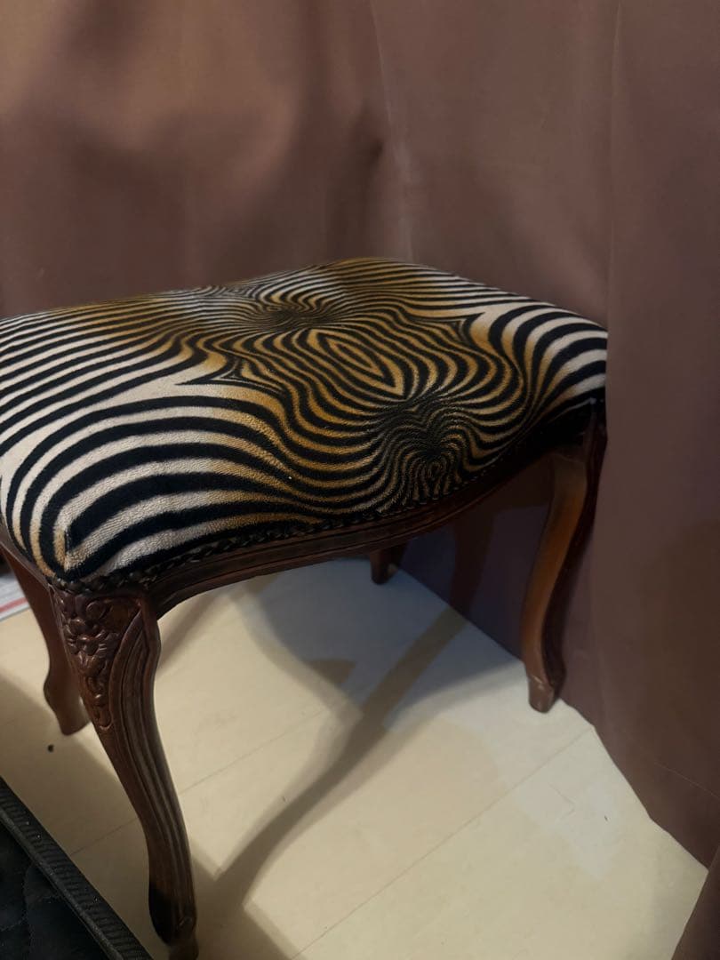 イタリア製猫脚スツール