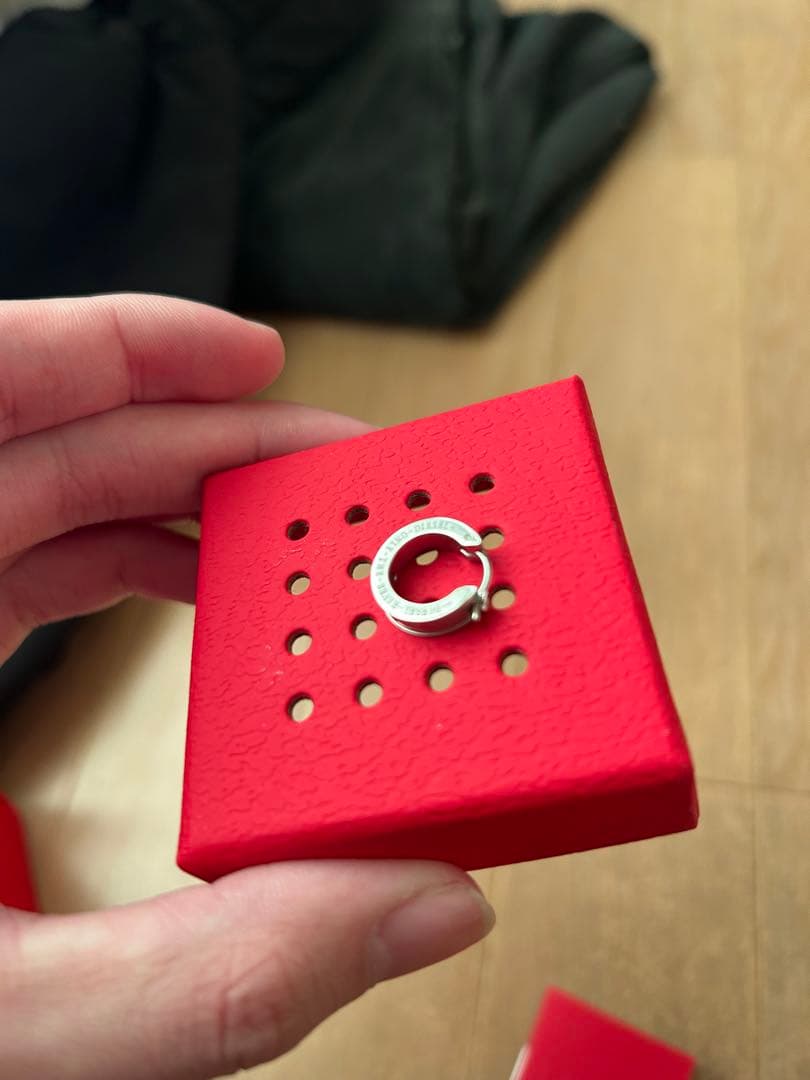 新品未使用 DIESEL シルバー ピアス(片耳用) 専用ケース付き