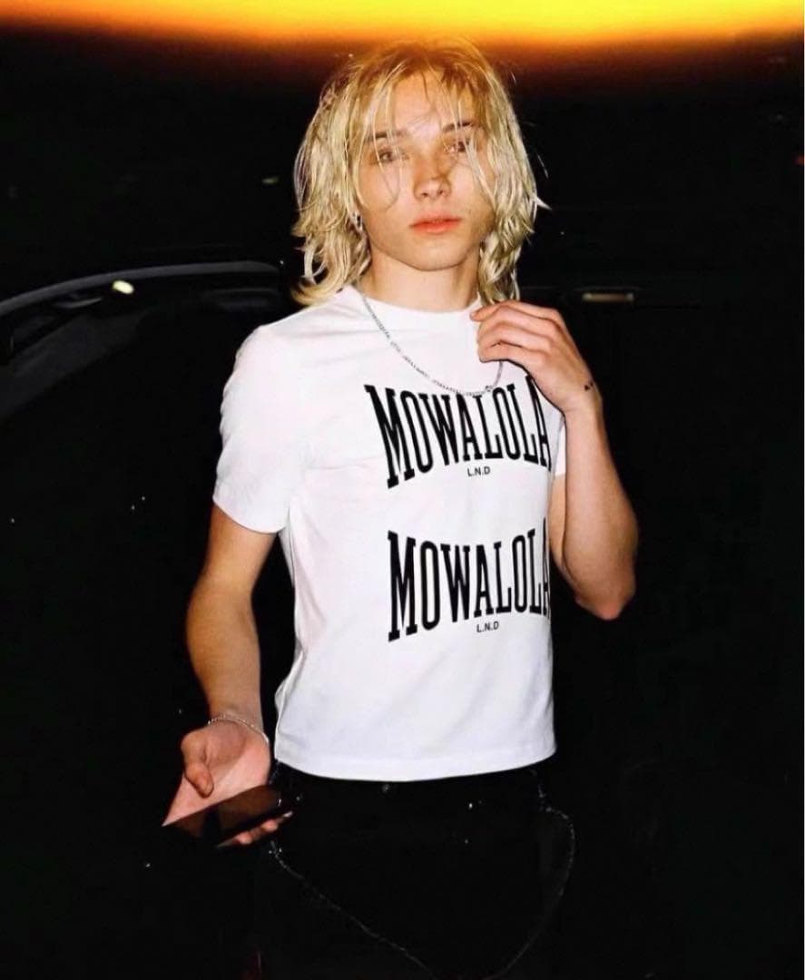 mowalola double logo nettspend 着用　tシャツ