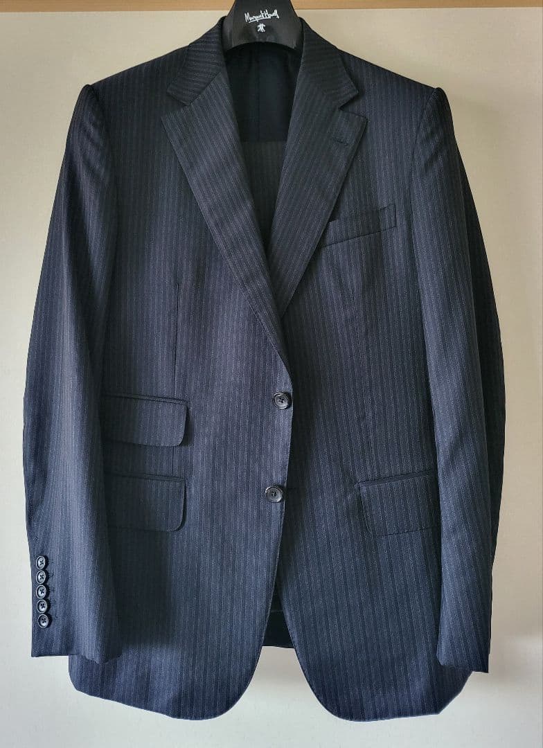 GUCCI　高級スーツ48R ダークネイビー　セットアップ　パンツの膝下に小穴