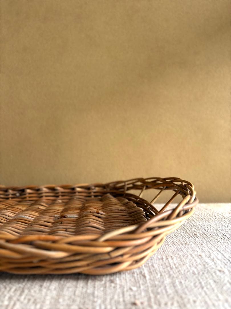 【蚤の市購入】ラタンの大きなトレイ 暮らしの道具 カゴアミドリ 古道具