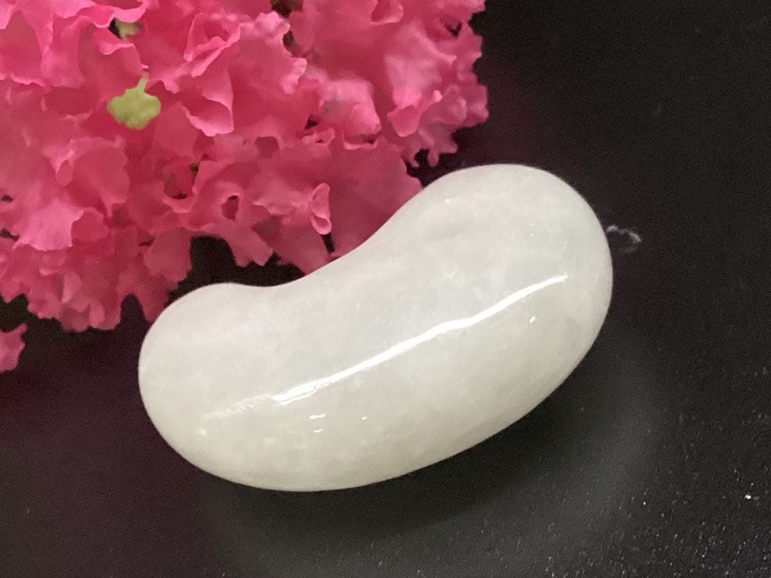 ✳買って損無し‼️氷肌アイスジェイド糸魚川翡翠　本物硬玉勾玉　守護石お守り鑑別書付