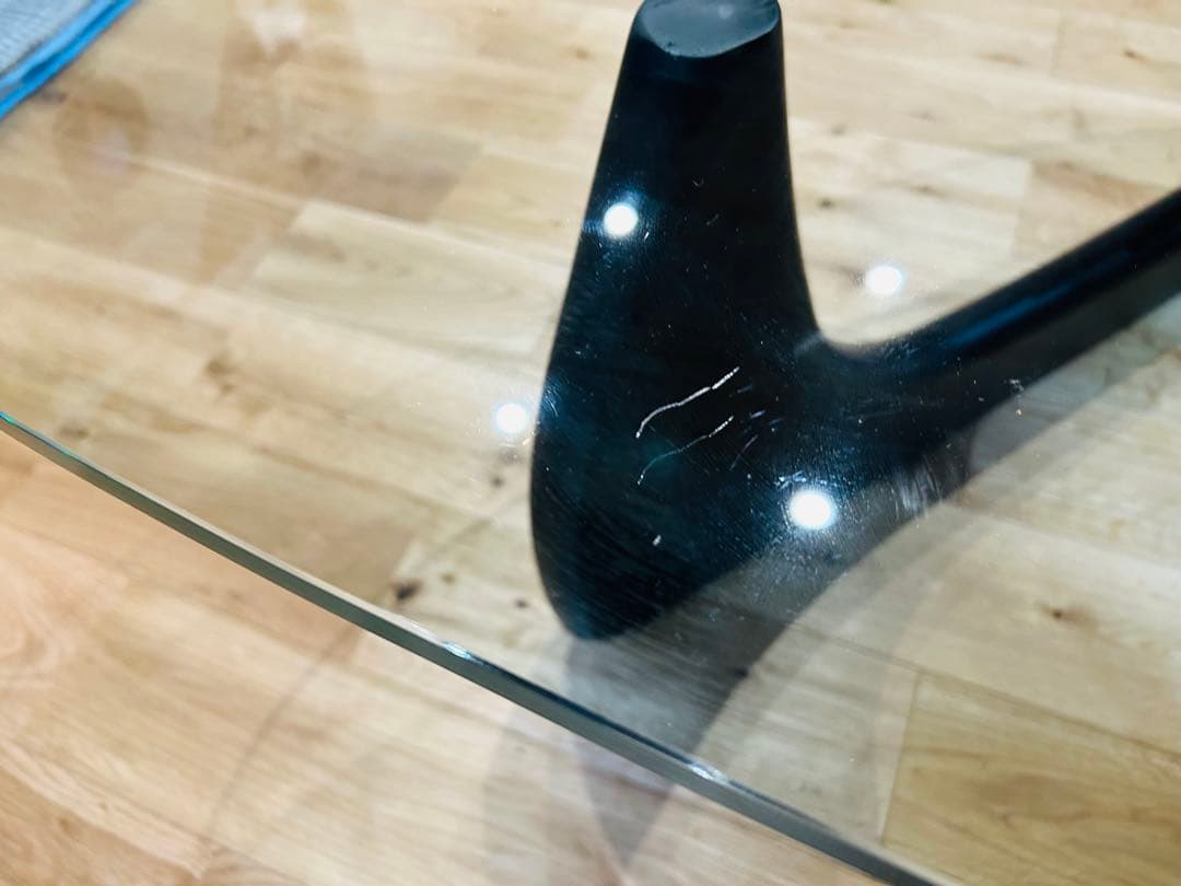 トライアングル型ガラステーブル