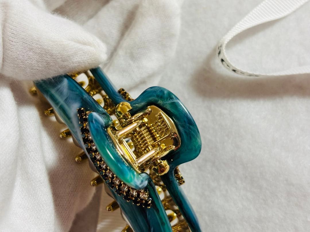 【極美品】アッカ acca クリップ スワロフスキー 三連　マーブル 青緑