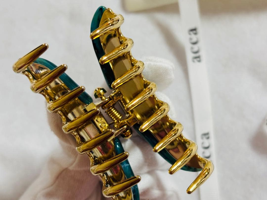 【極美品】アッカ acca クリップ スワロフスキー 三連　マーブル 青緑