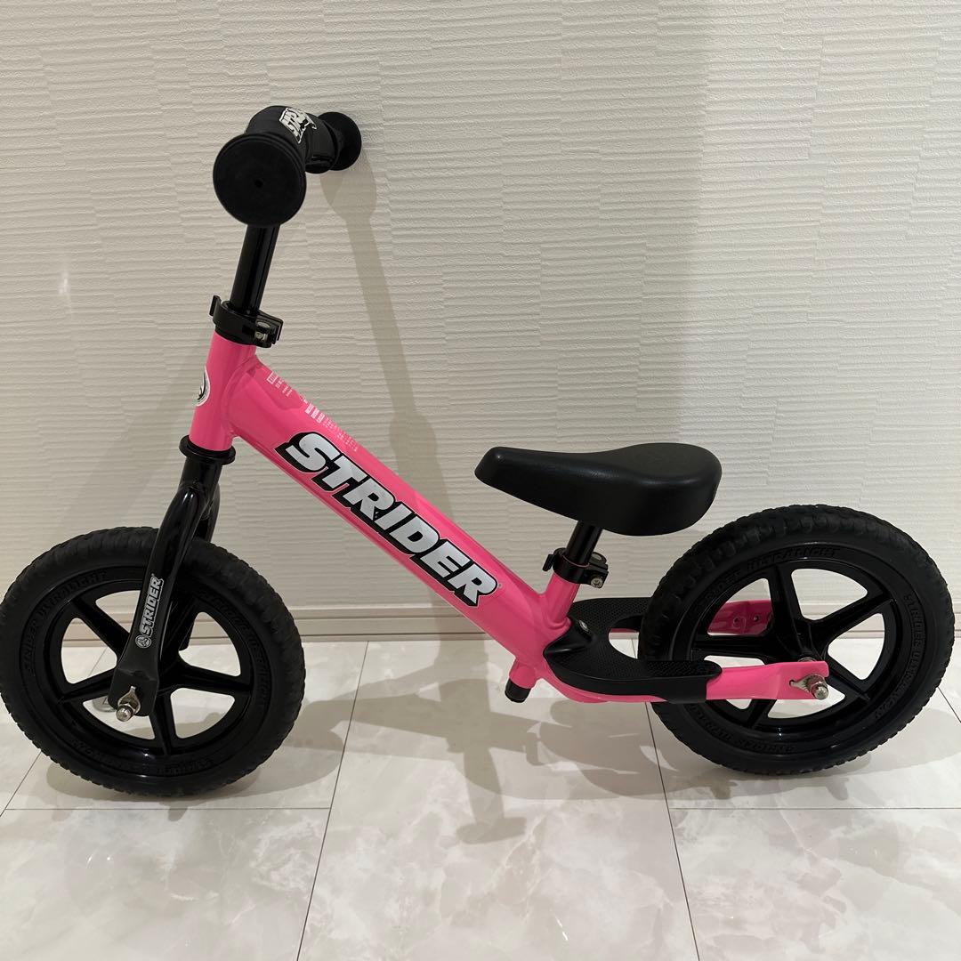 1日限定セール！！！ストライダースポーツピンク12インチ　ミニオンヘルメット付き