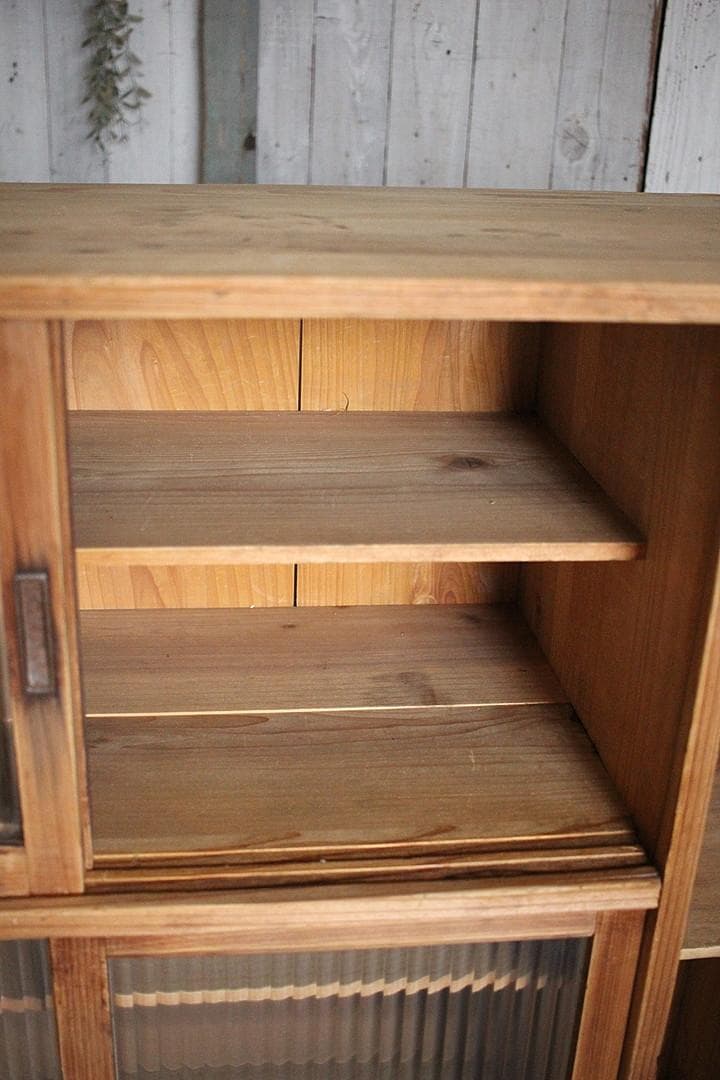 古い木枠のモールガラス戸棚　収納棚　食器棚　キャビネット　古家具