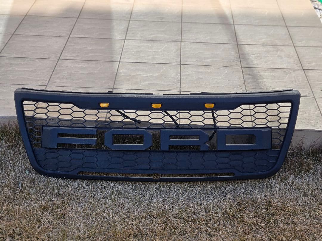 フォード　エクスプローラー　ラプターグリル