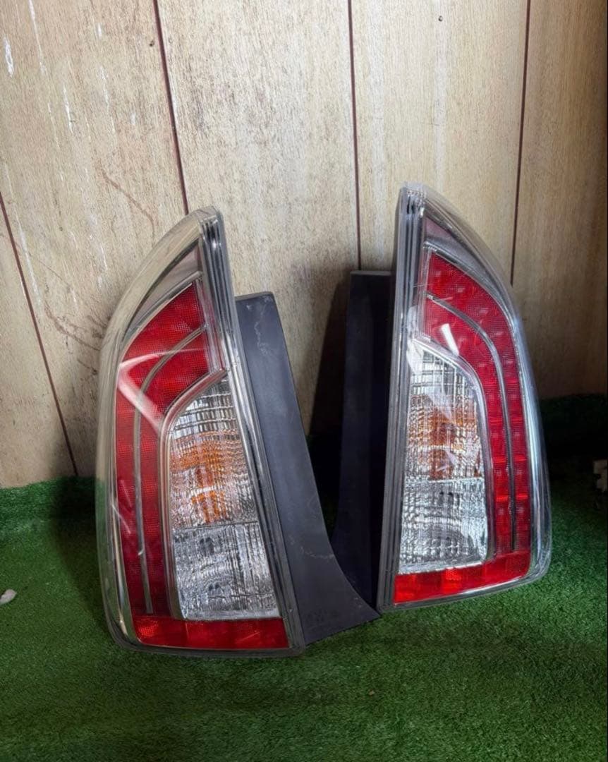 美品 ZVW30 30プリウス 純正テールランプ