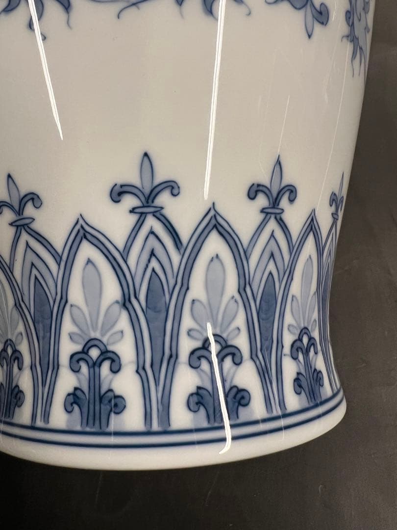 【大倉陶園】手書き 呉須唐草 花瓶 高さ27.5㎝