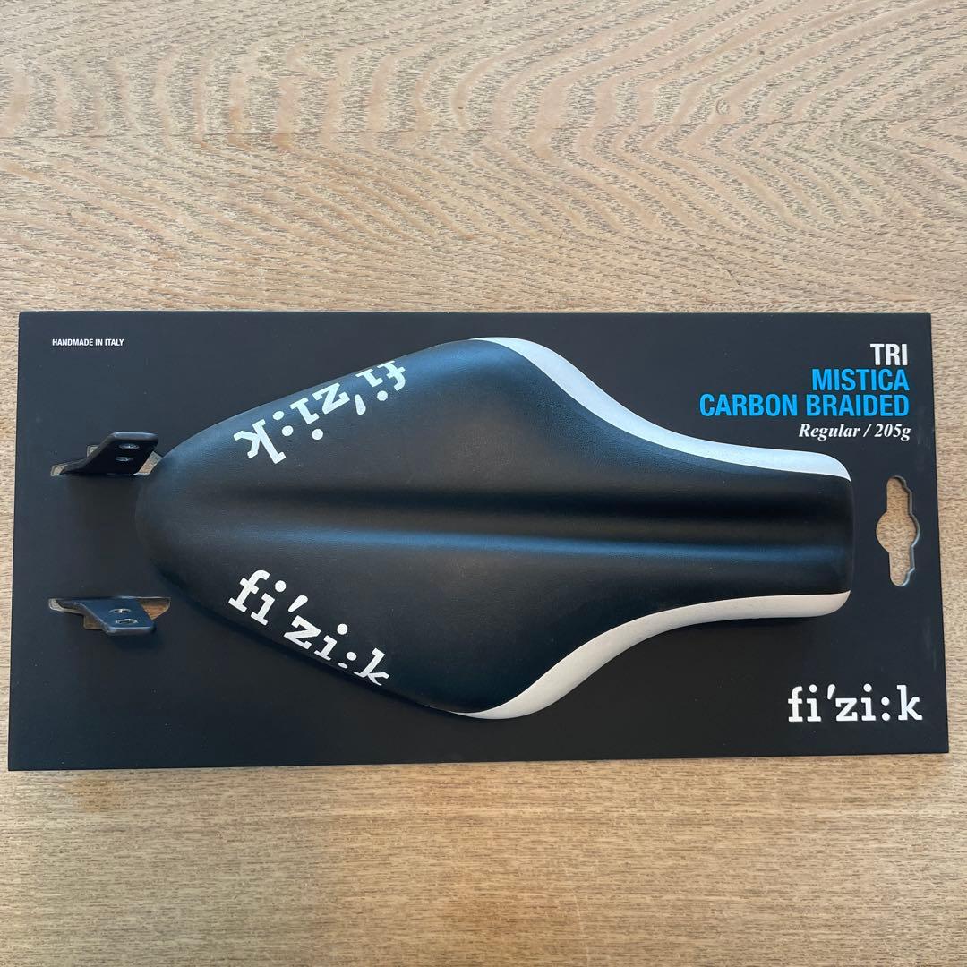 fi'zi:k Mistica カーボンブレイデッド サドル