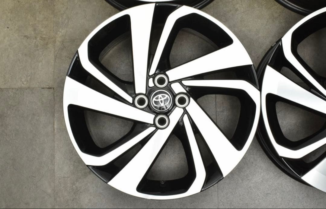 値下げしました‼️⚠️送料無料トヨタ ライズ　純正17インチ アルミホイール