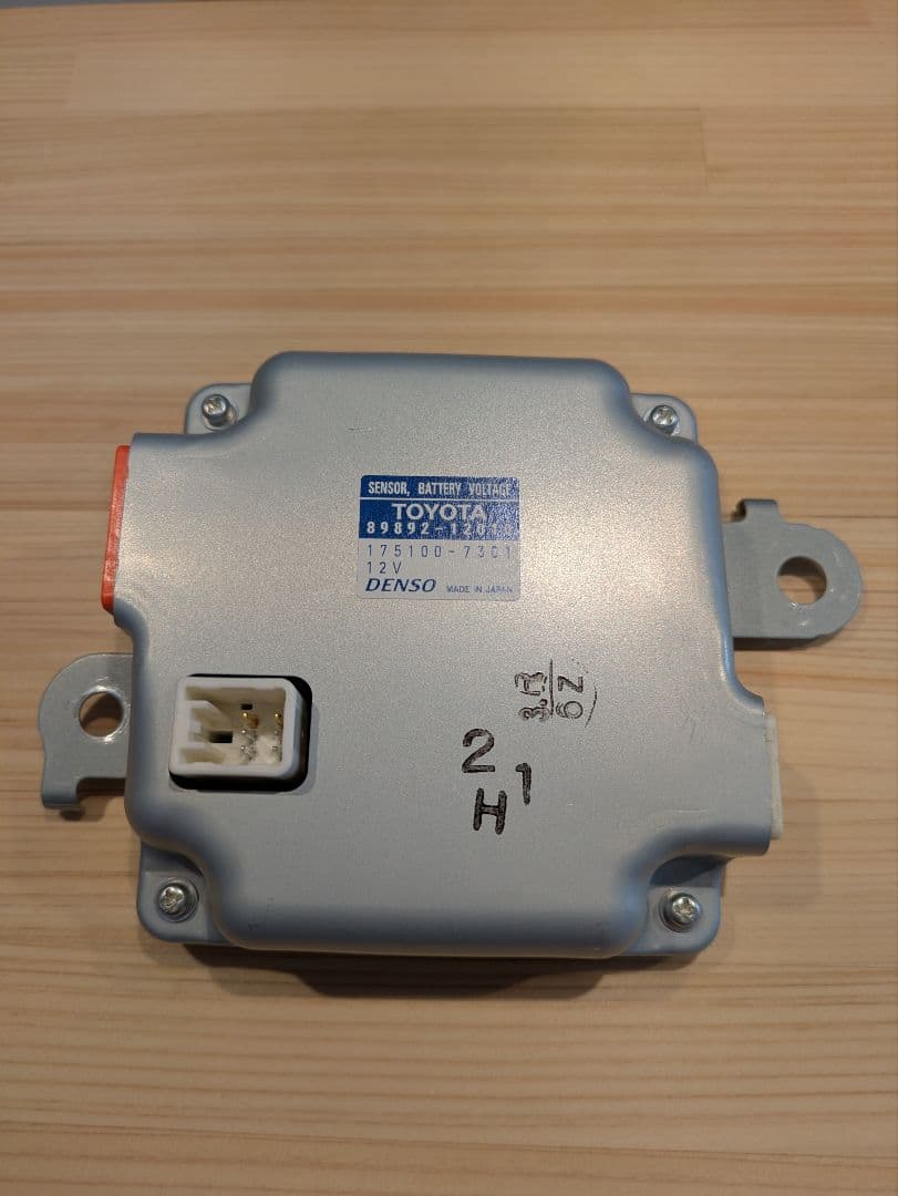 ヴォクシー ZWR80G バッテリーボルテージセンサー