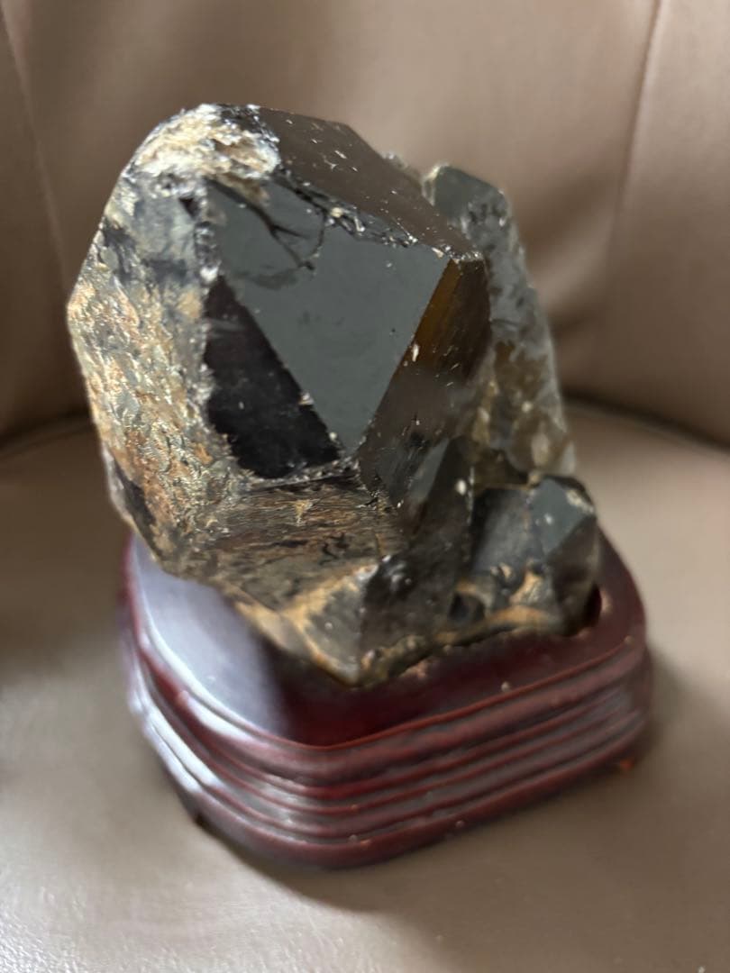 黒水晶　モリオン　原石　木製台座付き　1.9kg 特大結晶　パワーストーン