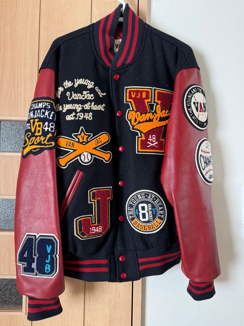 刺繍パッチ付き黒赤スタジャン