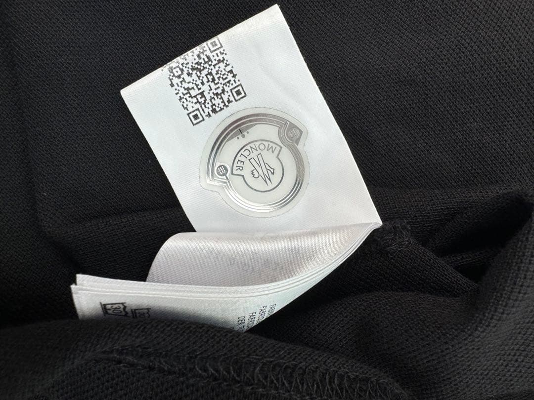 モンクレール黒ポロシャツ