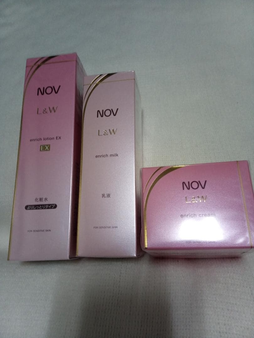 NOV ノブ ローション 化粧水、エンリッチ ミルク 乳液、美白クリーム