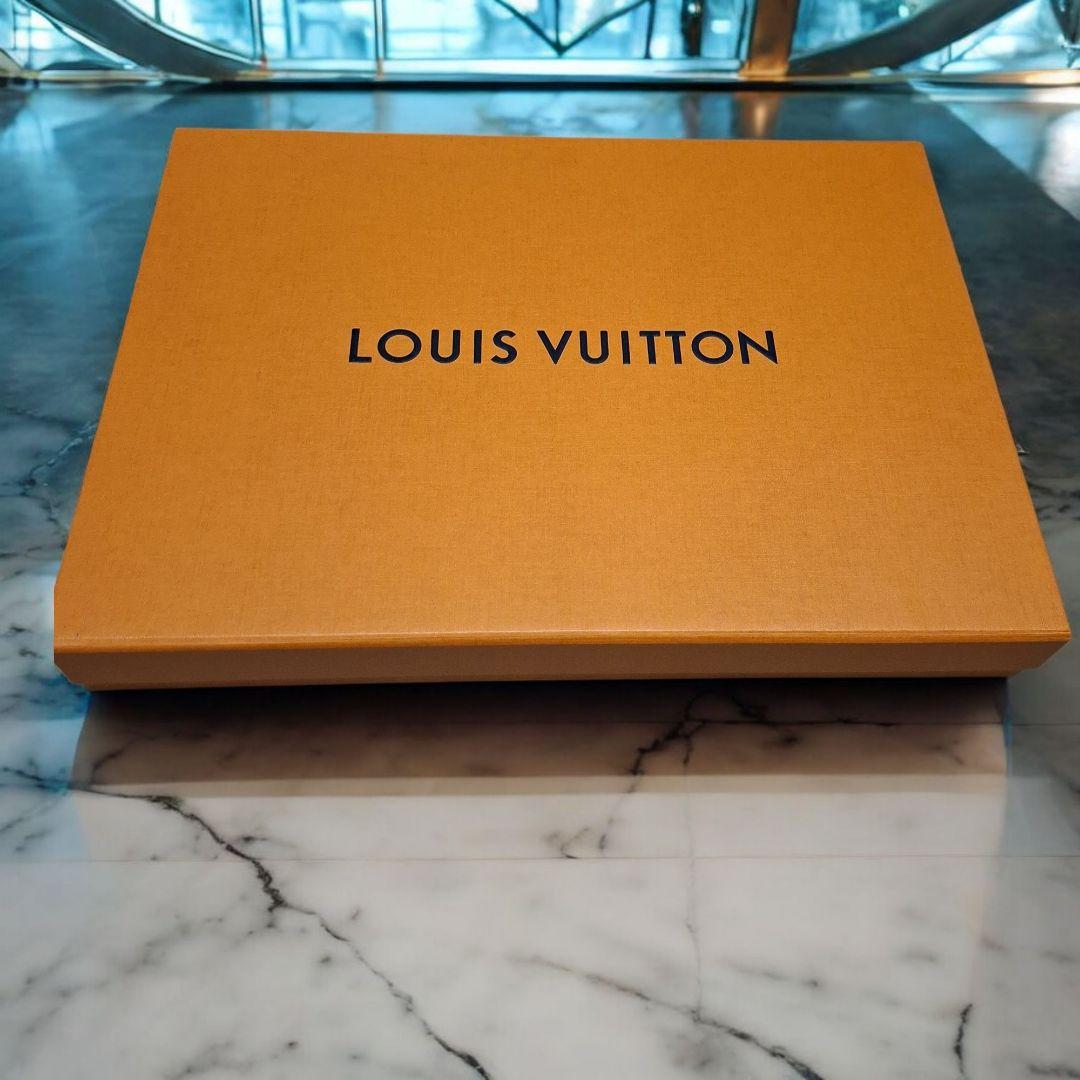 「超備品」　LOUIS VUITTON ブラック　モノグラムマフラー
