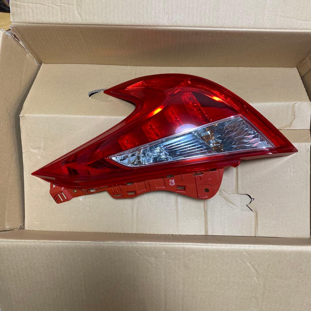 Z34 フェアレディＺ　右テールレンズ