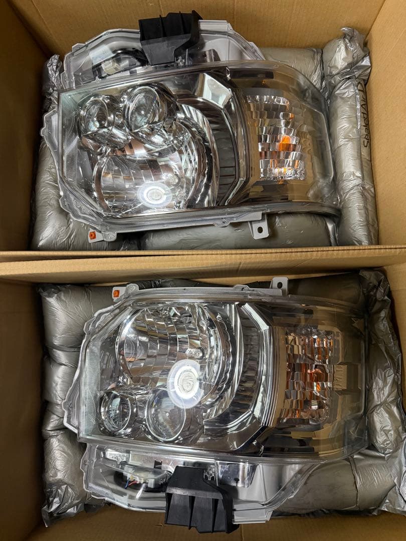 新車外し・左右セット　トヨタ ハイエース 純正LEDヘッドライト 200系　美品