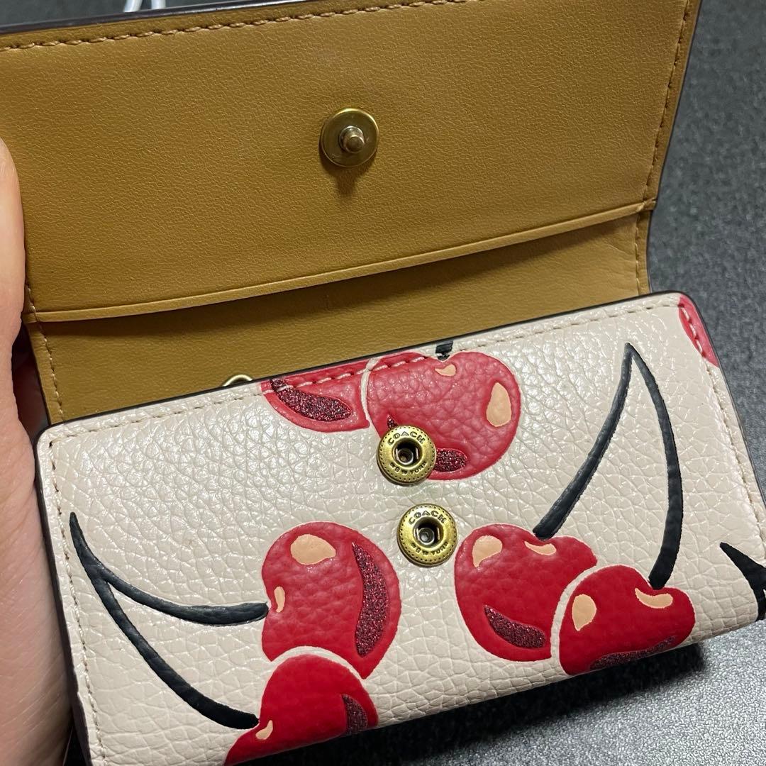 COACH コーチ チェリー柄 キーケース　ホワイト　ペブル