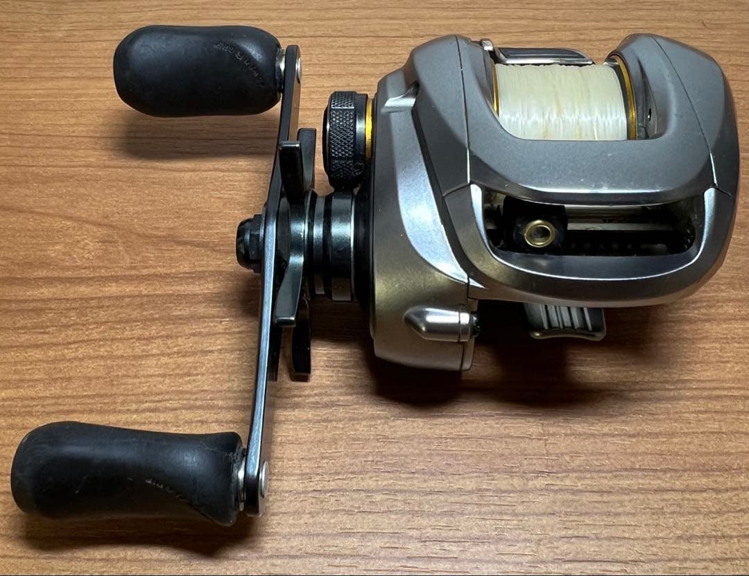 シマノ アルデバラン MG7 右　リールカバー付