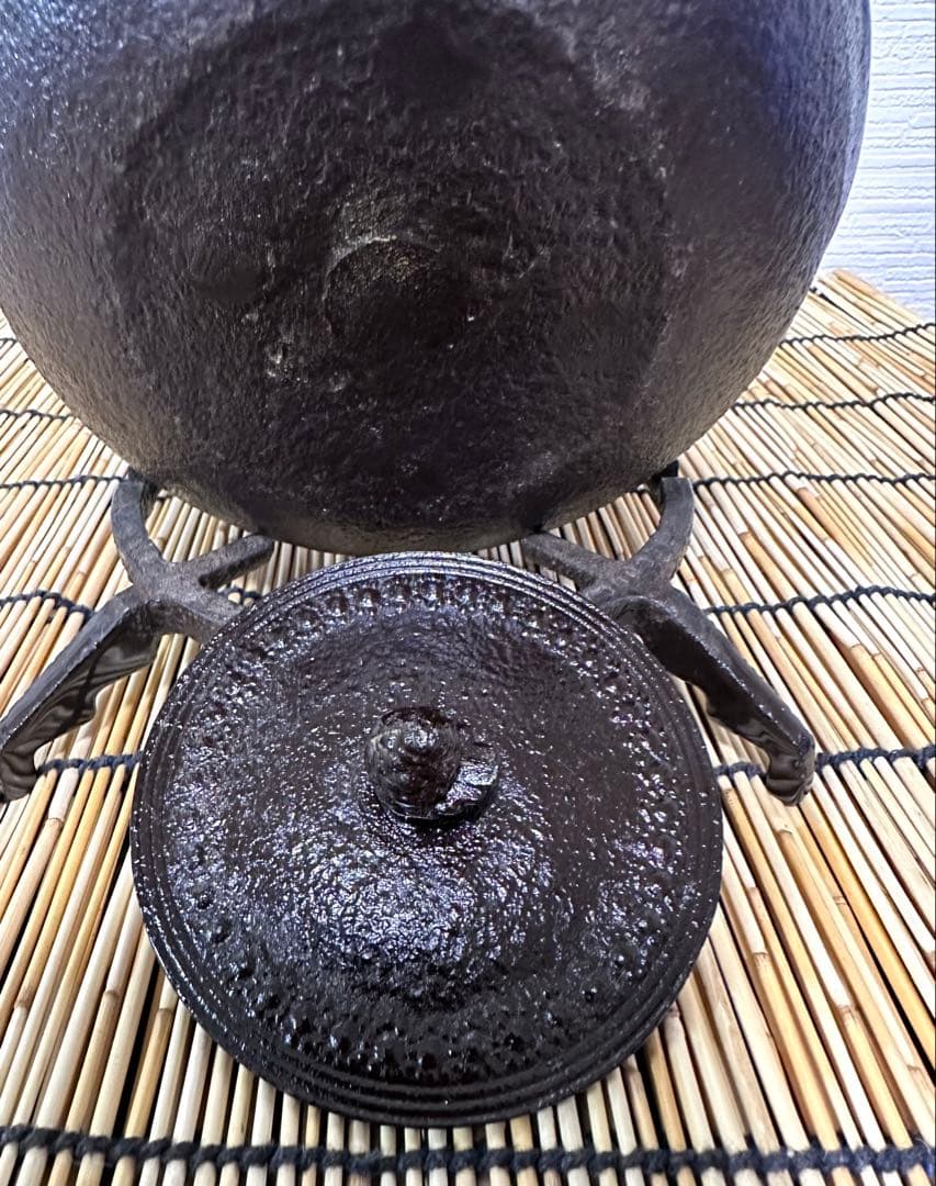 未使用品　岩手県奥州水沢幸工芸　現代の名工 佐藤勝久造　丸平型亀甲霰　南部鉄瓶