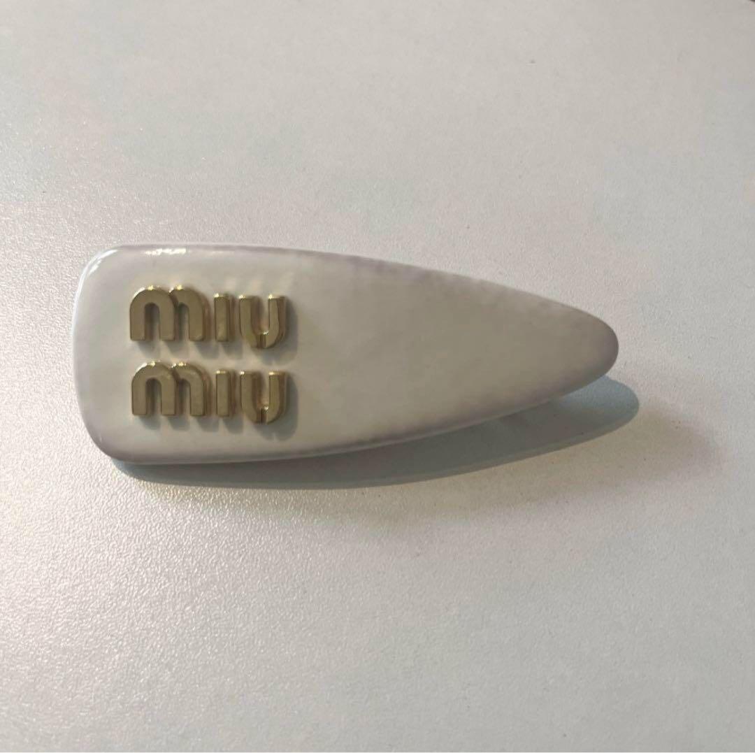 miumiu パテントレザー ヘアクリップ ホワイト