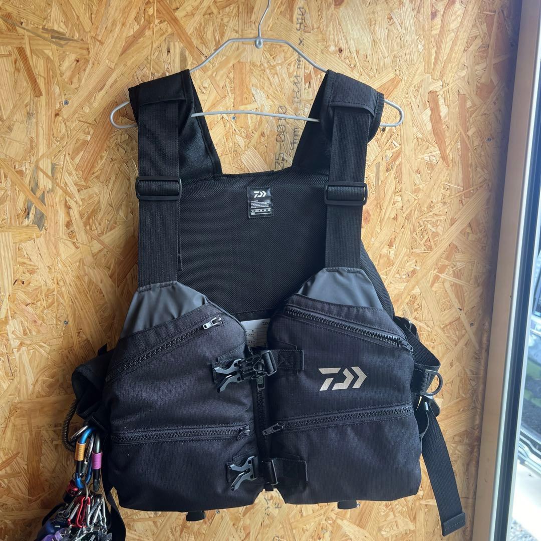 Daiwa ブラックライフジャケット　エギング　フローティングベスト